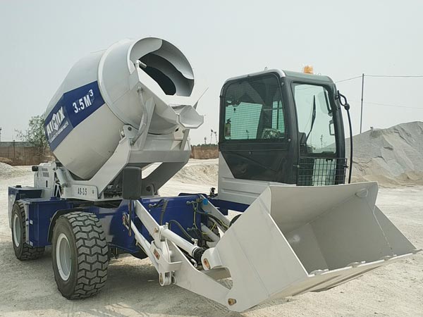 3.5cub self loading mixer truck on construction site