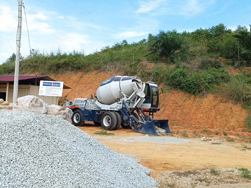 Self Loading Concrete Mixer for Construction Projects
