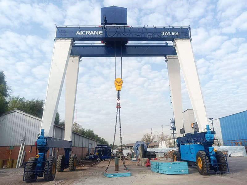 Rubber tyred gantry crane for concrete mold handling