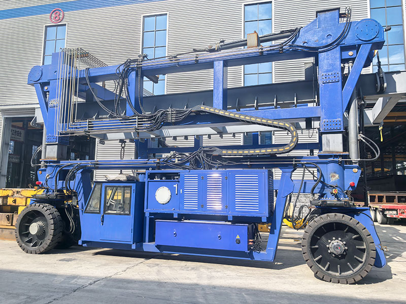 electric straddle carrier